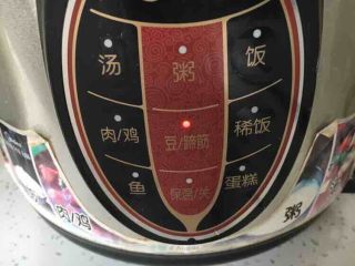 11、#咸味#  老天津卫特色酱牛肉,这是打开电压力锅锅盖后牛腱子炖熟的状态。 因为我只放了一瓶啤酒，没有加水，水位较低，所以牛腱子上边没有上色，没关系我们再加工一下，牛腱子的颜色就一致了。 如果您用的是普通的锅，就不存在牛腱子颜色不一样的状况，因为您可以随时打开锅盖，翻动牛腱子，使其上色均匀。