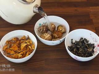 3、八宝牛肉酱,把鸡油菌、干香菇、木耳洗干净放碗中用温水泡发，去皮花生隔夜泡好