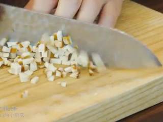 4、八宝牛肉酱,切掉香菇蒂，切成细丁，鸡油菌用手撕细条切丁，香干、榨菜切丁，木耳切碎
