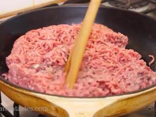 5、八宝牛肉酱,热锅倒油， 倒入牛绞肉，铲碎成小块