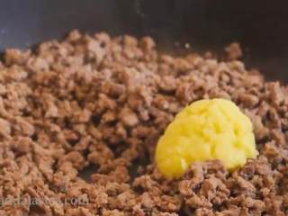 6、八宝牛肉酱,待锅底没有水，倒入蒜蓉和姜泥，翻炒一下，倒入料酒