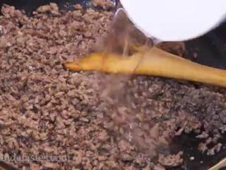 7、八宝牛肉酱,继续翻炒直到牛肉表面焦黄，倒入小半碗清水翻炒，关火待用