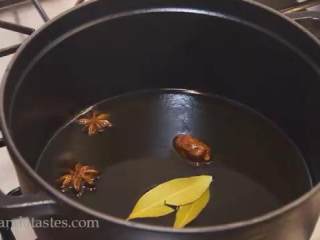 8、八宝牛肉酱,取一个炖锅，倒入植物油，开中小火，加入香叶、八角、草果加热