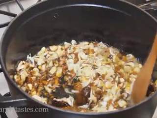 9、八宝牛肉酱,倒入香菇、鸡油菌、虾皮翻炒均匀