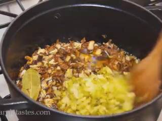 10、八宝牛肉酱,放入一勺郫县豆瓣煸炒，依次倒入榨菜丁、香干、黑木耳翻炒出香味