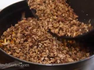 11、八宝牛肉酱,倒入辣椒碎炒均匀，再倒入炒过的肉末