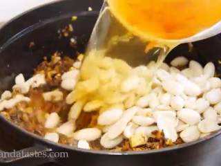 12、八宝牛肉酱,再倒入花生和泡过蘑菇的水，翻拌均匀