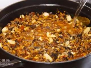 13、八宝牛肉酱,再加温水和食材持平，盖上锅盖，大火煮开