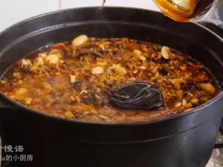 14、八宝牛肉酱,煮开之后，加入生抽、黑胡椒、蚝油、冰糖、老抽搅拌，捞出之前的香料