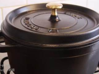 15、八宝牛肉酱,盖上锅盖，小火炖上一小时，关火让整锅肉自然冷却