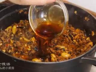 16、八宝牛肉酱,第二天再小火炖一小时，倒入香油，拌匀关火。