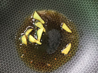 3、麻辣魔芋,锅烧热后放油，下姜片炒出香味。