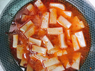 7、麻辣魔芋,加入盐、酱油、适量清水。