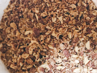 8、麻辣魔芋,准备好花椒粉。