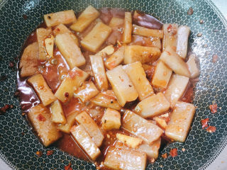 10、麻辣魔芋,盖上锅盖大火焖熟