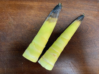 1、春笋炒肉,春笋买回来的时候已经去了大部分硬壳了