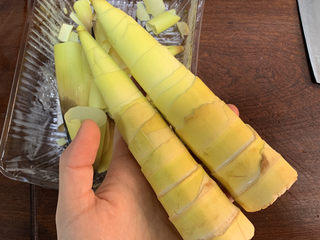 2、春笋炒肉,我们还需要把顶部的硬壳去掉