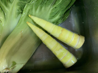 3、春笋炒肉,然后清洗干净