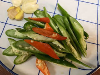 8、春笋炒肉,二荆条和小米辣切成猫儿朵形状