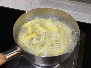 12、春笋炒肉,水开后放入笋片，再次煮沸