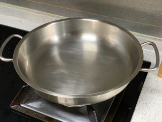 14、春笋炒肉,起锅烧热，加入稍多一点的油