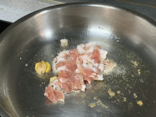 16、春笋炒肉,放入肉片