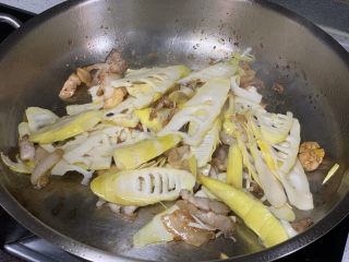 18、春笋炒肉,翻入笋片，翻炒