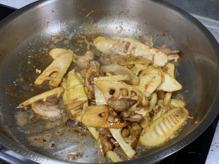 19、春笋炒肉,放入盐，糖，蚝油，生抽调味，翻炒出香味