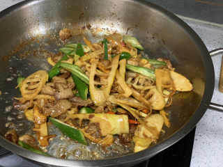 21、春笋炒肉,两分钟后放入辣椒 炒至断生