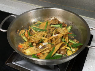 22、春笋炒肉,收汁，放入葱段翻炒均匀即可