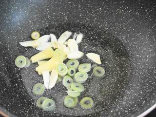 1、香辣虾—香辣可口，越辣越想吃,热锅冷油，爆香葱姜蒜。