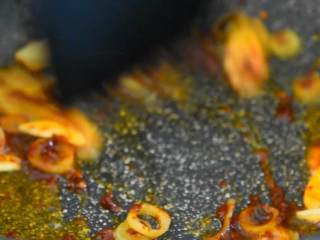 2、香辣虾—香辣可口，越辣越想吃,加入郫县豆瓣炒出红油。