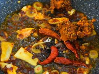 3、香辣虾—香辣可口，越辣越想吃,放入花椒、干辣椒、火锅底料，炒匀。