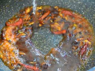 4、香辣虾—香辣可口，越辣越想吃,加入2勺糖、料酒、1小杯净水，大火烧开。