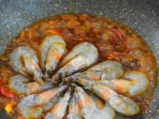 5、香辣虾—香辣可口，越辣越想吃,倒入白虾。