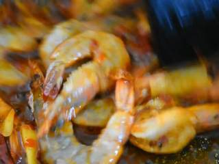 6、香辣虾—香辣可口，越辣越想吃,将虾炒至变色。