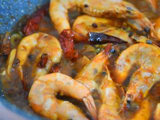 7、香辣虾—香辣可口，越辣越想吃,适当收汁即可。