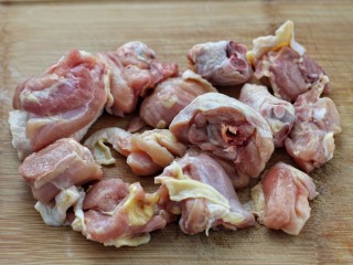 1、黄焖鸡米饭,鸡腿肉洗净斩块，也可以在买鸡腿时让卖家帮忙