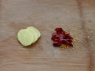 3、黄焖鸡米饭,生姜切片，红干椒剪成小段