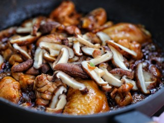 9、黄焖鸡米饭,再放入香菇翻炒均匀