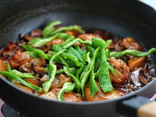 12、黄焖鸡米饭,待鸡肉软烂、汤汁变得浓稠时放入青椒