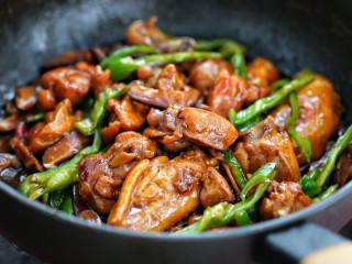 13、黄焖鸡米饭,再按照个人口味调入适量的盐，翻炒均匀即可