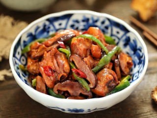 14、黄焖鸡米饭,一道肉质鲜美、汤汁浓厚的黄焖鸡米饭就做好了，记得要提前焖好米饭哦！