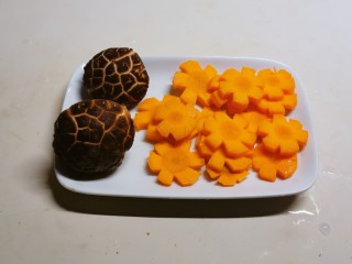 4、冬至美食 羊肉火锅,胡萝卜切片 花菇去根备用