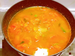 12、冬至美食 羊肉火锅,番茄变得软软的 汤汁变浓 倒入清水 煮开后关火