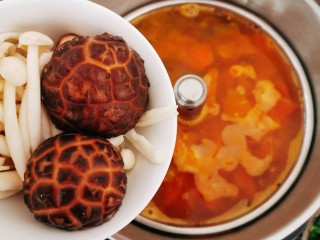 14、冬至美食 羊肉火锅,放入菌菇类