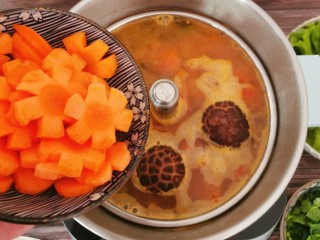 15、冬至美食 羊肉火锅,放入胡萝卜片