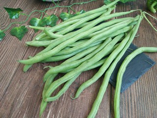 1、干煸豆角,准备好一份新鲜的豆角备用。