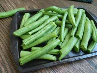 2、干煸豆角,洗干净，掰成块控水备用。