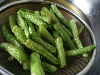 3、干煸豆角,放入油锅里炸熟